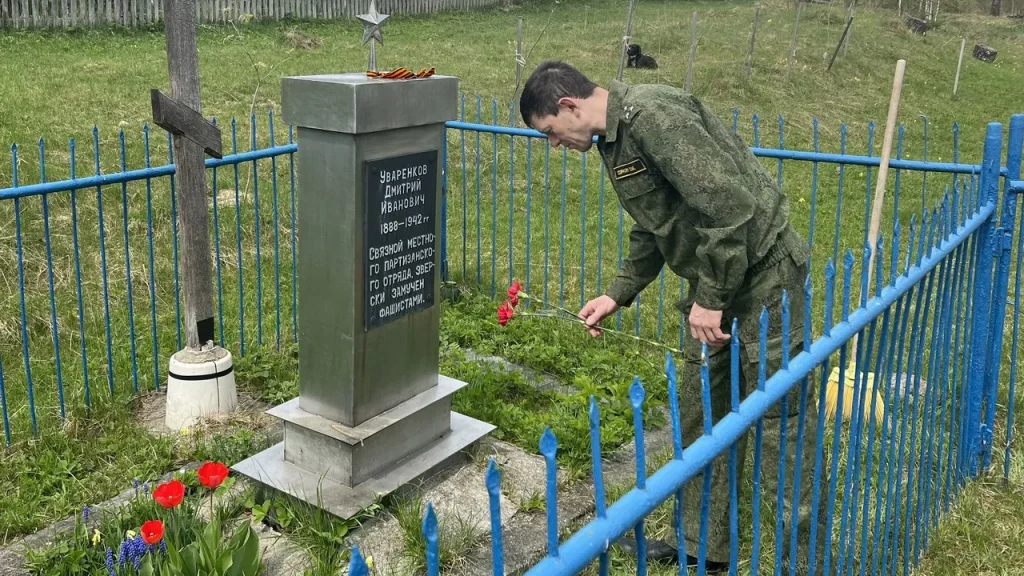 Полковник юстиции Вячеслав Соркин возложил цветы к памятнику брянского партизана