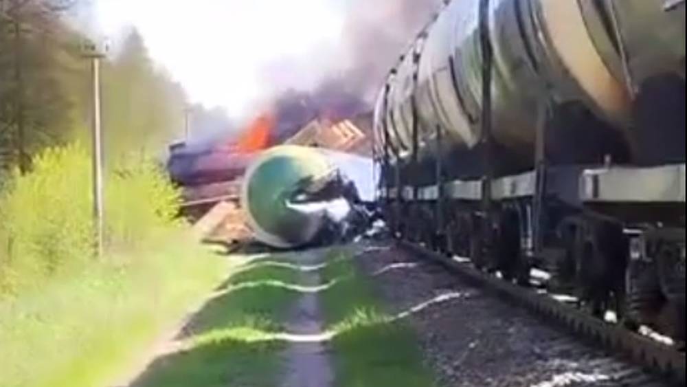 Появилось видео с места крушения поезда в Брянской области из-за подрыва рельсов