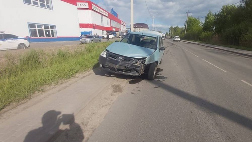 В Брянске 72-летний водитель автомобиля Renault спровоцировал серьезное ДТП на Шоссейной