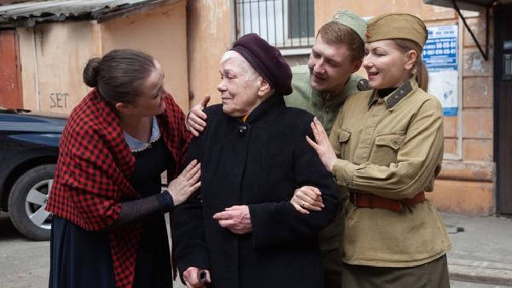 Артисты из «фронтовой бригады» Брянского ТЮЗа поздравили блокадницу во дворе её дома