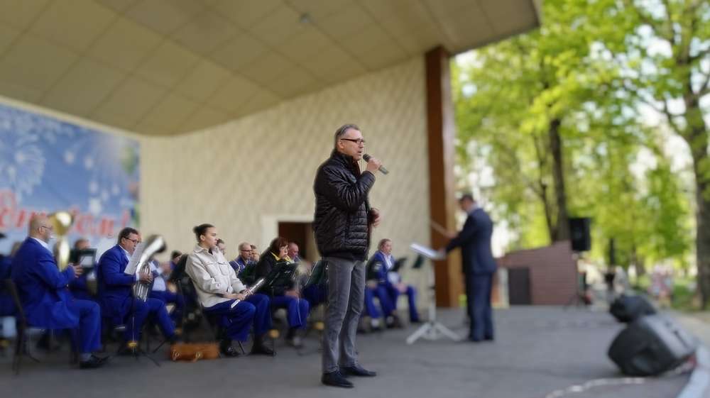 В Майском парке брянские артисты дали великолепный концерт накануне Дня Победы