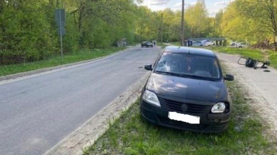 В Брянске автомобиль Renault вылетел на тротуар и сбил семейную пару с ребёнком в коляске