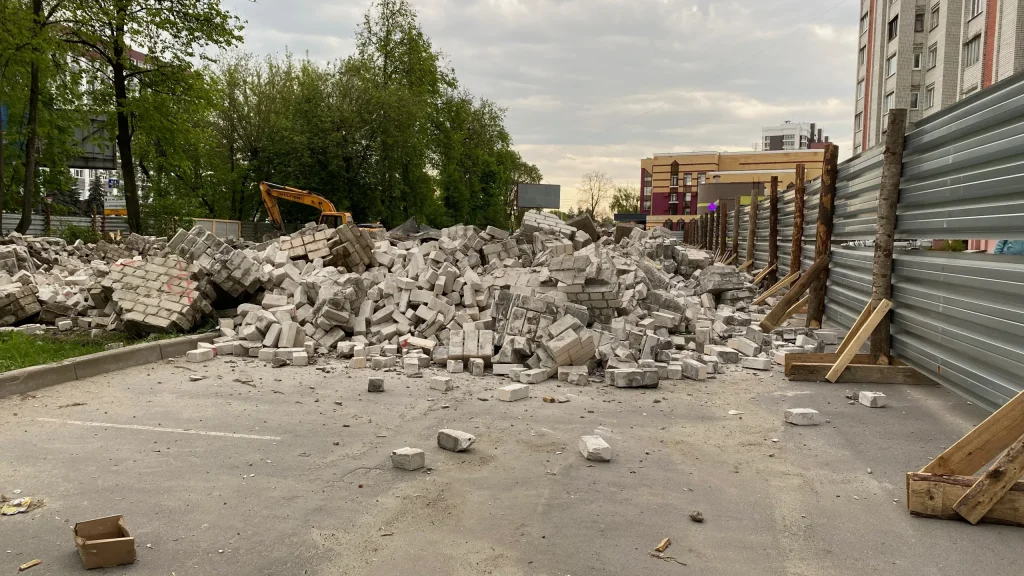 В Брянске за 1 день снесли заброшенное здание подземной парковки на улице Бежицкой
