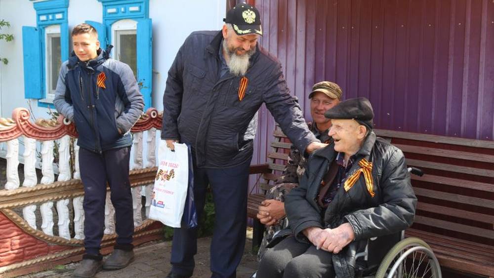 В брянском селе столетнего ветерана Великой Отечественной войны поздравили с Днем Победы