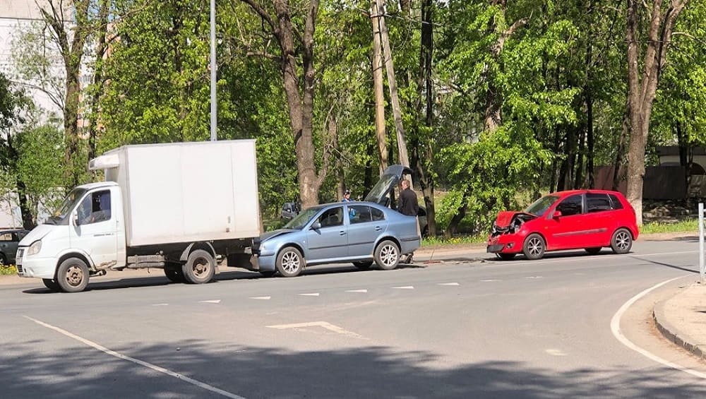 Под Брянском в посёлке Путёвка днём 5 мая столкнулись фургон и два легковых автомобиля