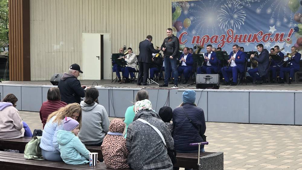 В Майском парке брянские артисты дали великолепный концерт накануне Дня Победы