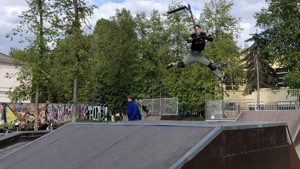 Брянские подростки стали показывать чудеса трюков на самокатах в скейт-парке
