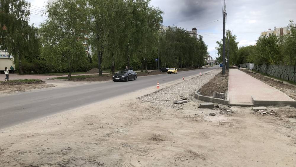 В Брянске участок дороги на улице Крахмалева начали расширять на две полосы