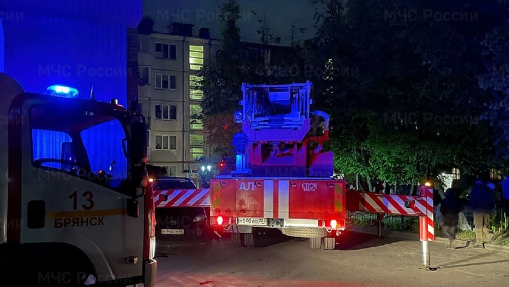 В Брянске на улице Ульянова из горевшего дома эвакуировали 25 жильцов и спасли человека