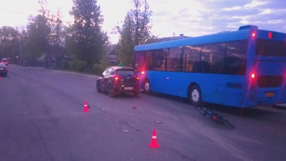 В Брянске произошло массовое ДТП с двумя легковушками, автобусом ЛиАЗ и велосипедом
