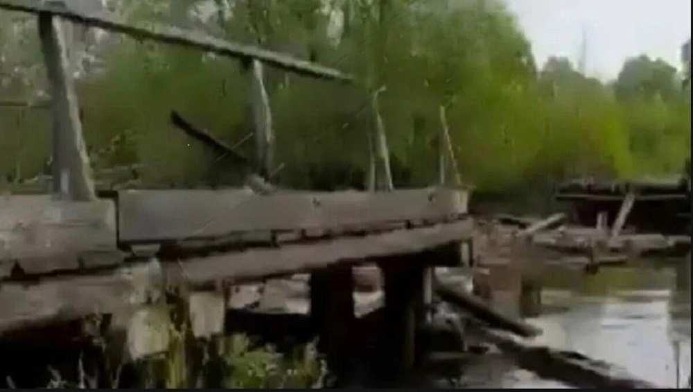 Появилось видео подрыва аварийного пешеходного моста в Погарском районе Брянской области