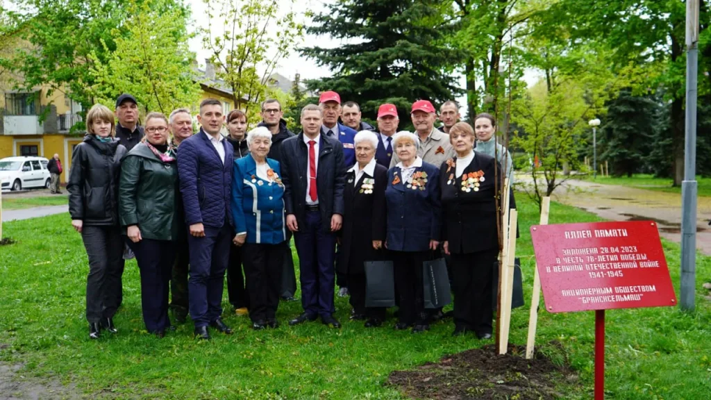 В сквере «Вечный огонь» в Брянске накануне Дня Победы высадили 20 саженцев клена