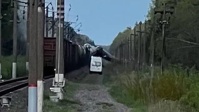 РЖД: под Брянском в лесу сошли с рельсов локомотив и около 20 вагонов грузового поезда