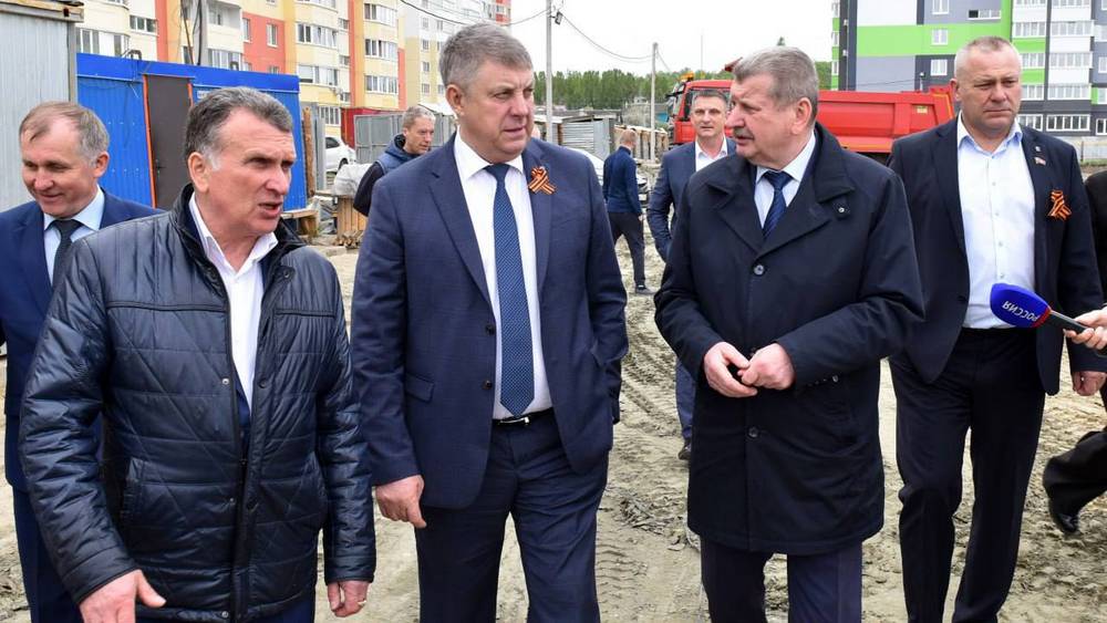 Брянский губернатор Богомаз проверил строительство моста и хирургического корпуса