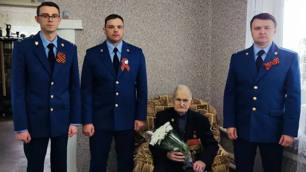 Сотрудники прокуратуры поздравили брянского ветерана ВОВ с наступающим Днем Победы