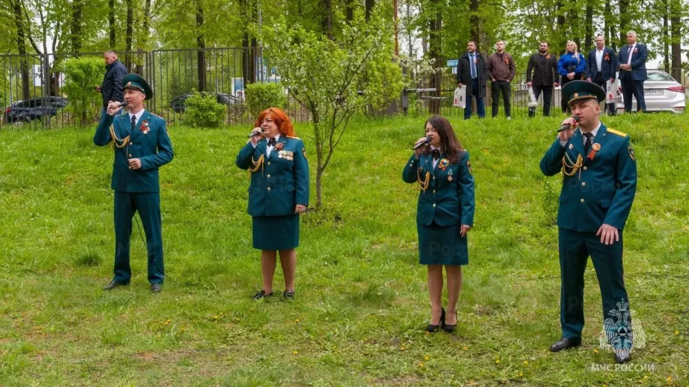 Сотрудники МЧС спели в Брянске для ветеранов Великой Отечественной войны