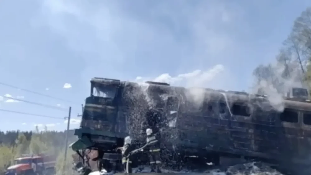 Журналист Сергей Карнаухов показал кадры тушения горящего поезда в Брянской области