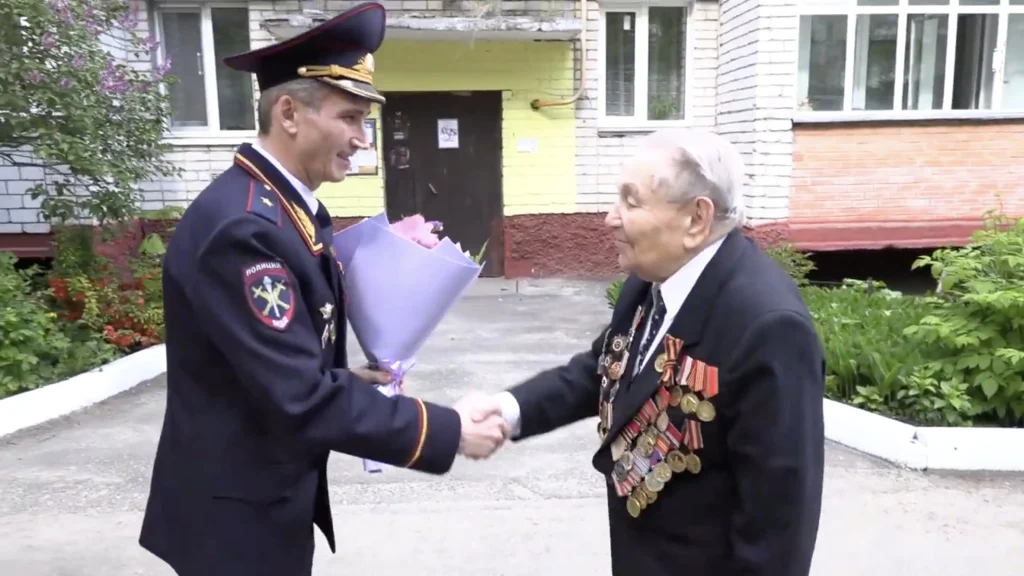 Брянские полицейские поздравили с Днем Победы ветеранов Великой Отечественной войны 