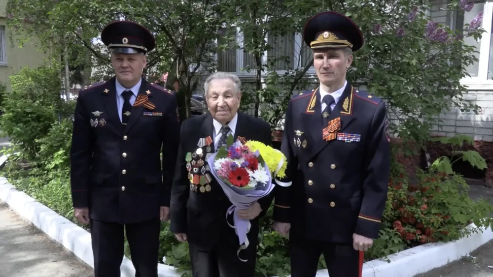 Брянские полицейские поздравили с Днем Победы ветеранов Великой Отечественной войны 