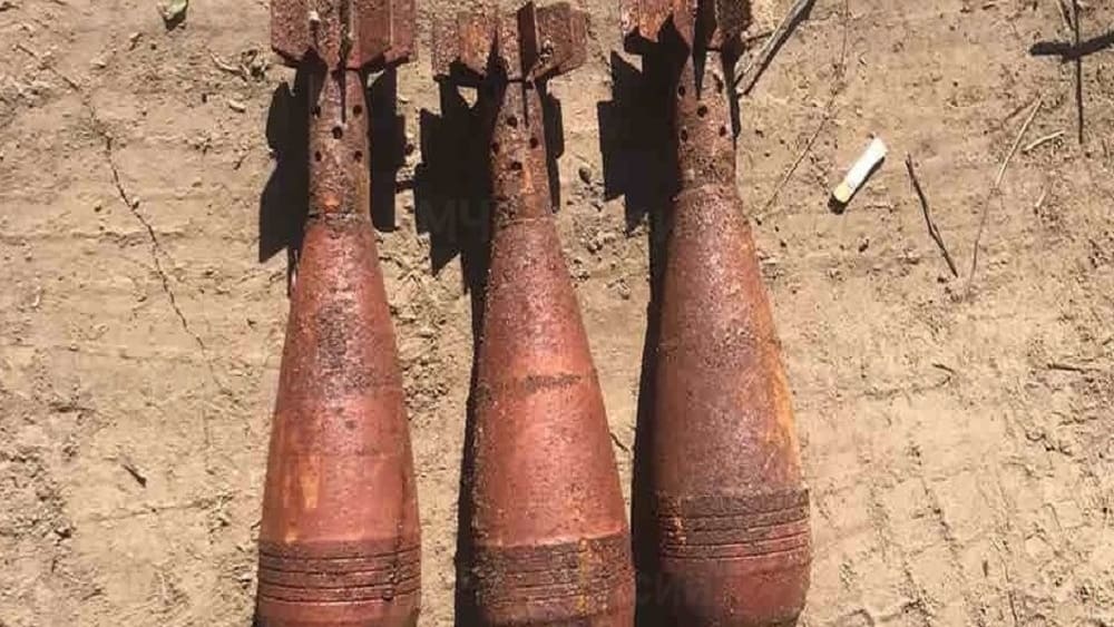 В двух районах Брянской области местных жителей напугали три мины и артиллерийский снаряд