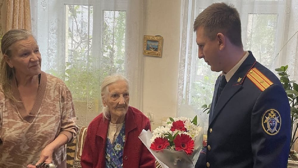 В Брянске следователи поздравили с Днём Победы 103-летнюю участницу войны Пелагею Зеленко