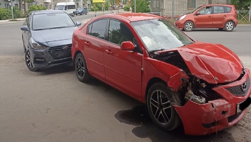 В Брянске женщина на Hyundai при развороте устроила ДТП и покалечила пассажирку Mazda