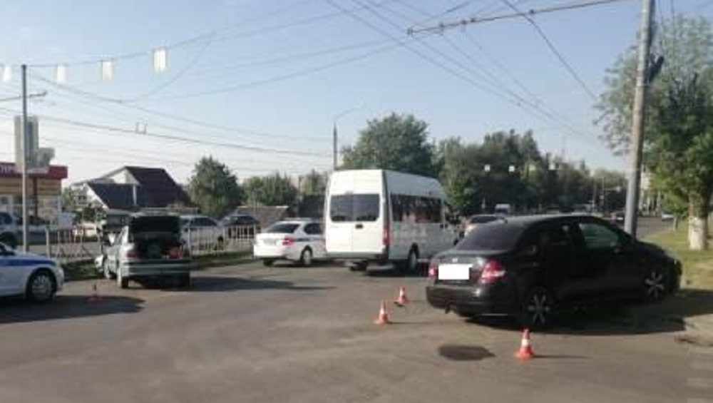 В Брянске на проспекте Станке Димитрова водитель Mitsubishi разбил лицо автомобилисту