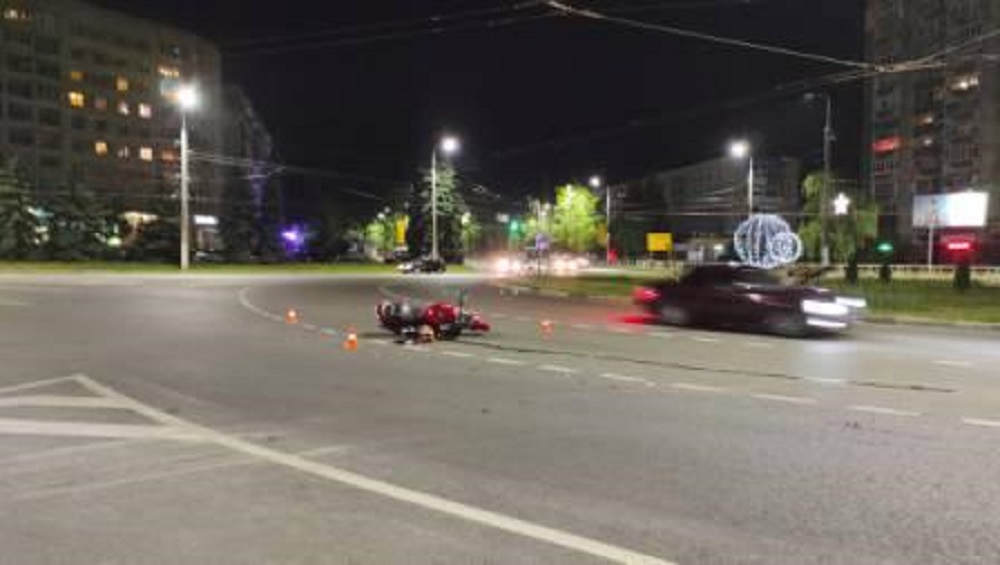 В Брянске на кольце у Самолёта 18-летний водитель ВАЗ покалечил 25-летнюю мотоциклистку