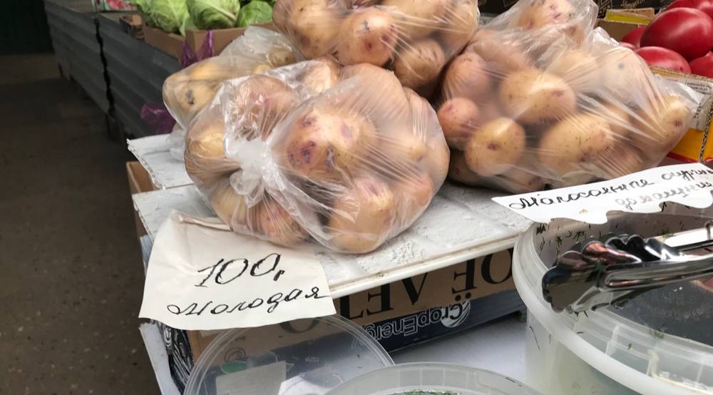 В Брянске на рынках начали продавать молодой картофель по цене 100 рублей за килограмм