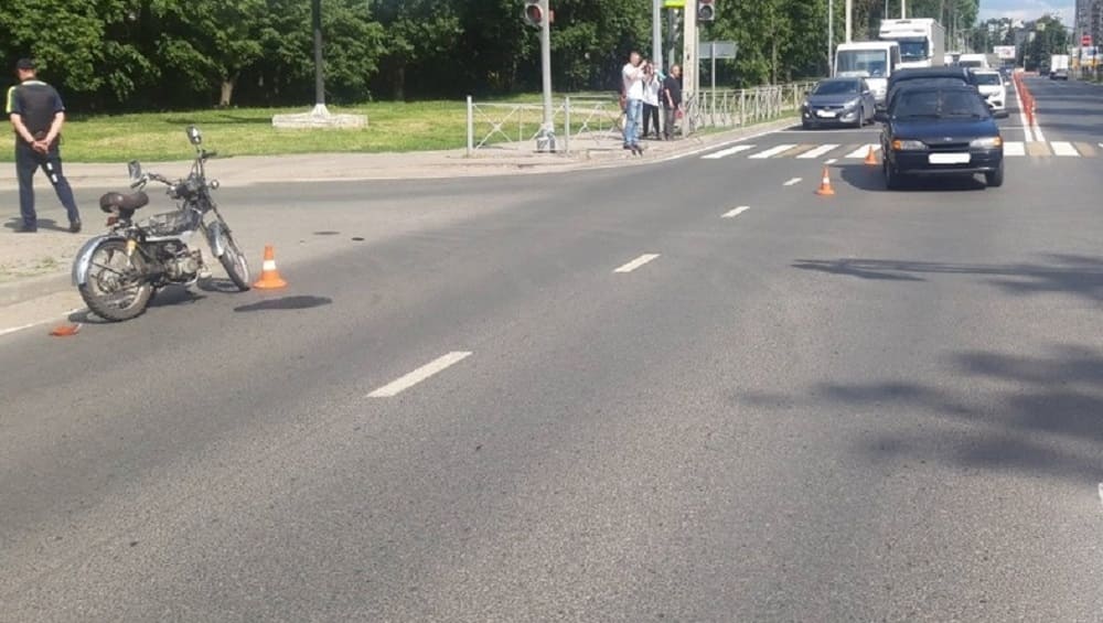 Под Брянском на трассе 32-летний мопедист врезался в ВАЗ и сломал палец