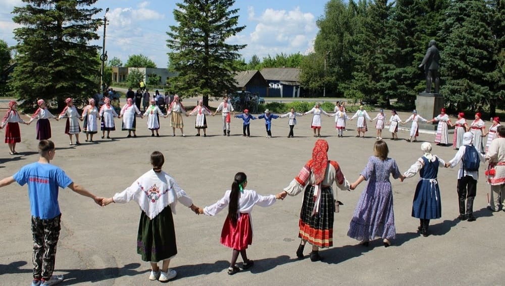 В Новозыбковском округе в Верещаках провели старинный сельский обряд похорон стрелы