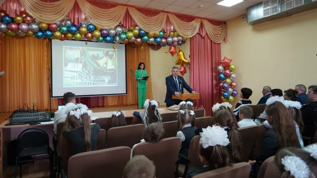 Губернатор Брянской области Александр Богомаз выступил перед выпускниками школы в Клетне