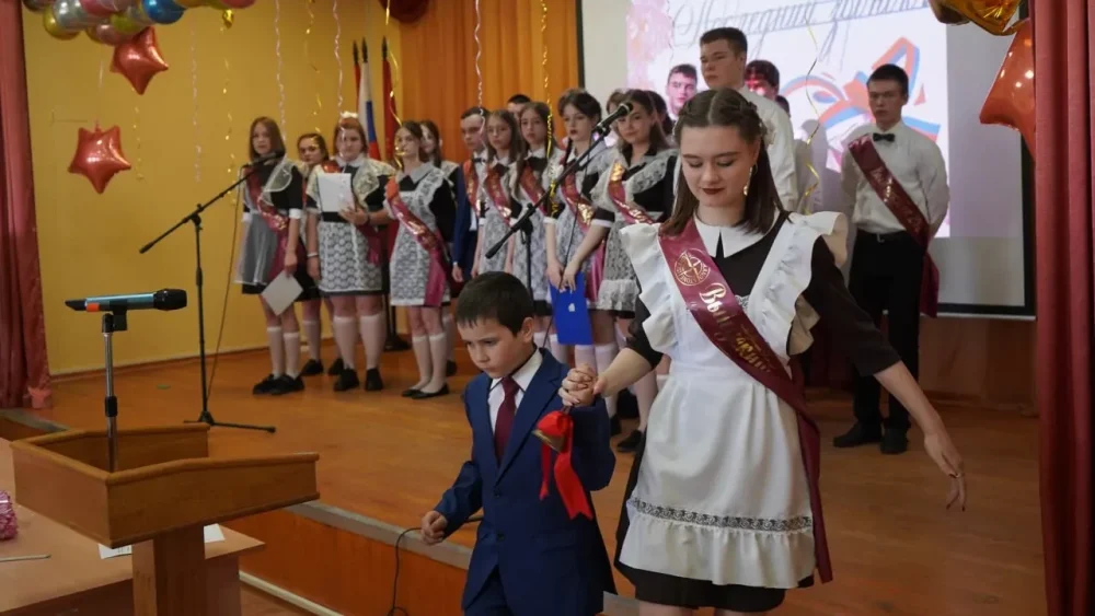 Губернатор Брянской области Александр Богомаз выступил перед выпускниками школы в Клетне