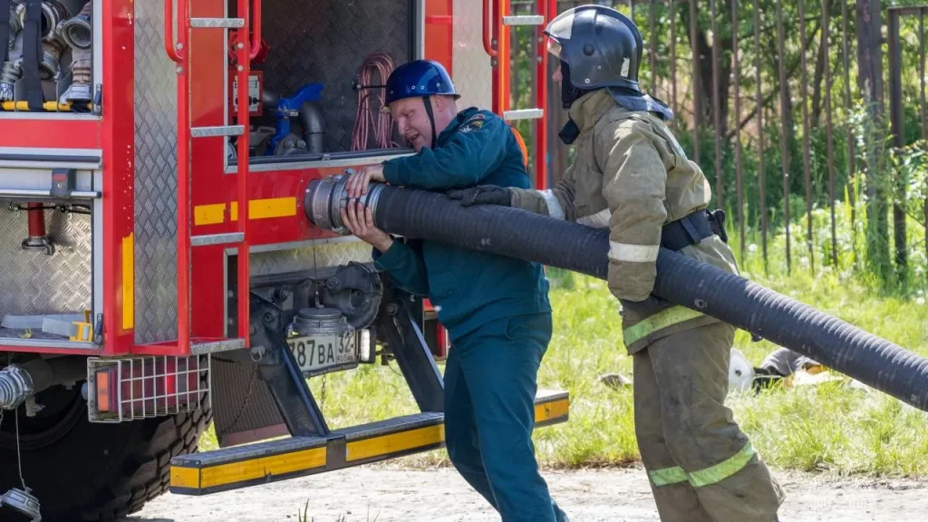 Брянские спасатели провели конкурс на звание «Лучшее отделение на пожарной автоцистерне»