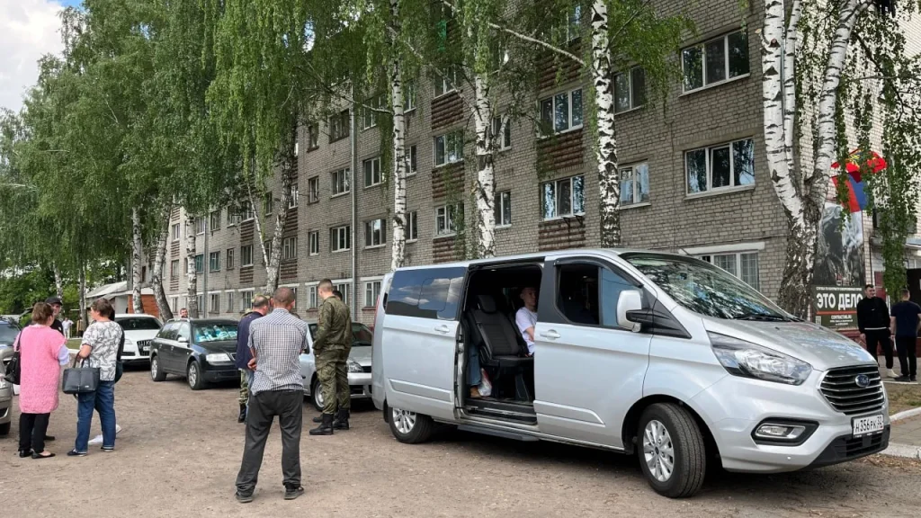 В Брянске проводили в зону СВО еще одну группу военнослужащих, заключивших контракт
