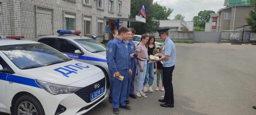 Сотрудники ГАИ Брянской области рассказали школьникам о безопасности дорожного движения