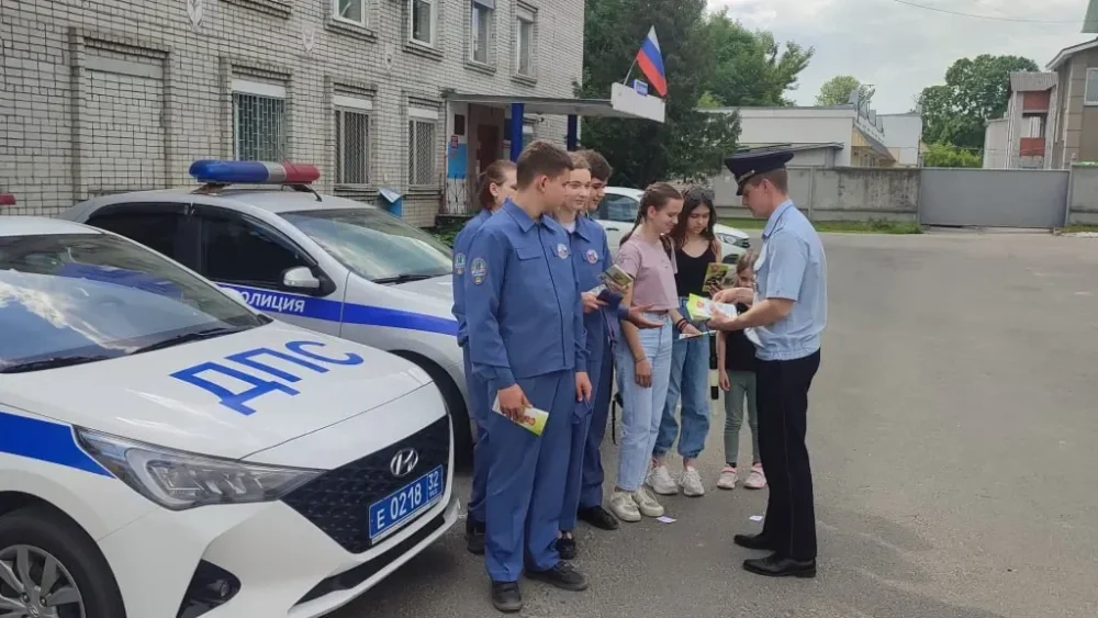 Сотрудники ГАИ Брянской области рассказали школьникам о безопасности дорожного движения