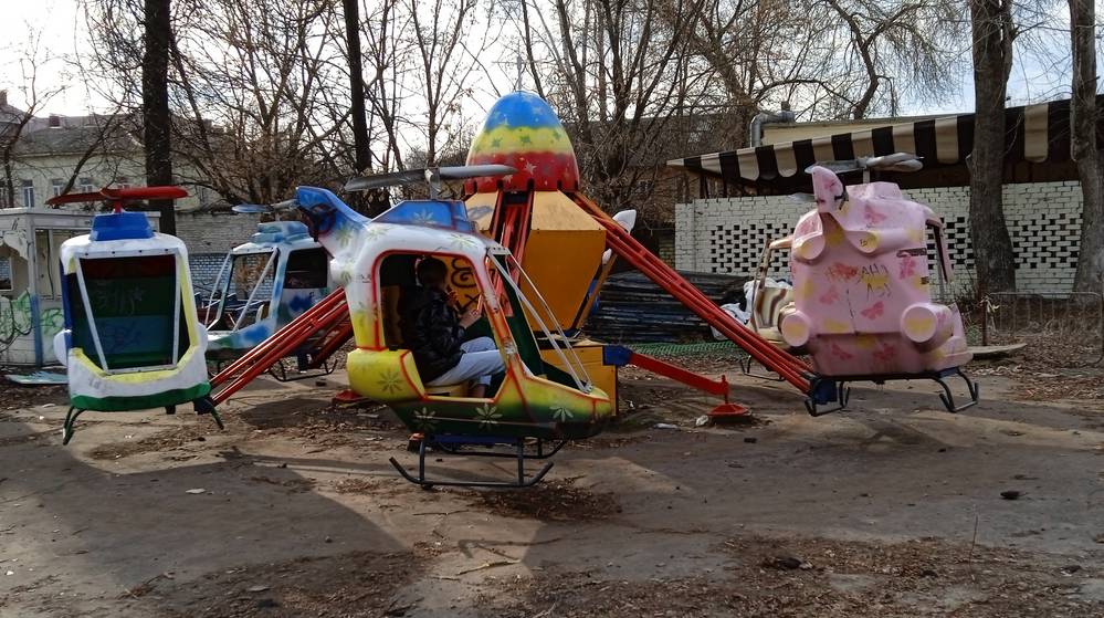 В Брянске в Майском парке на ржавом аттракционе ребенку зажало ногу