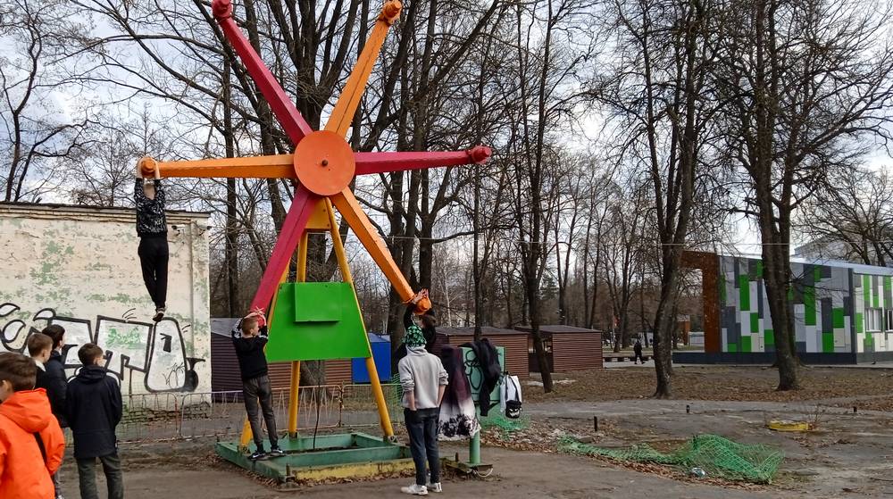 В Брянске в Майском парке на ржавом аттракционе ребенку зажало ногу