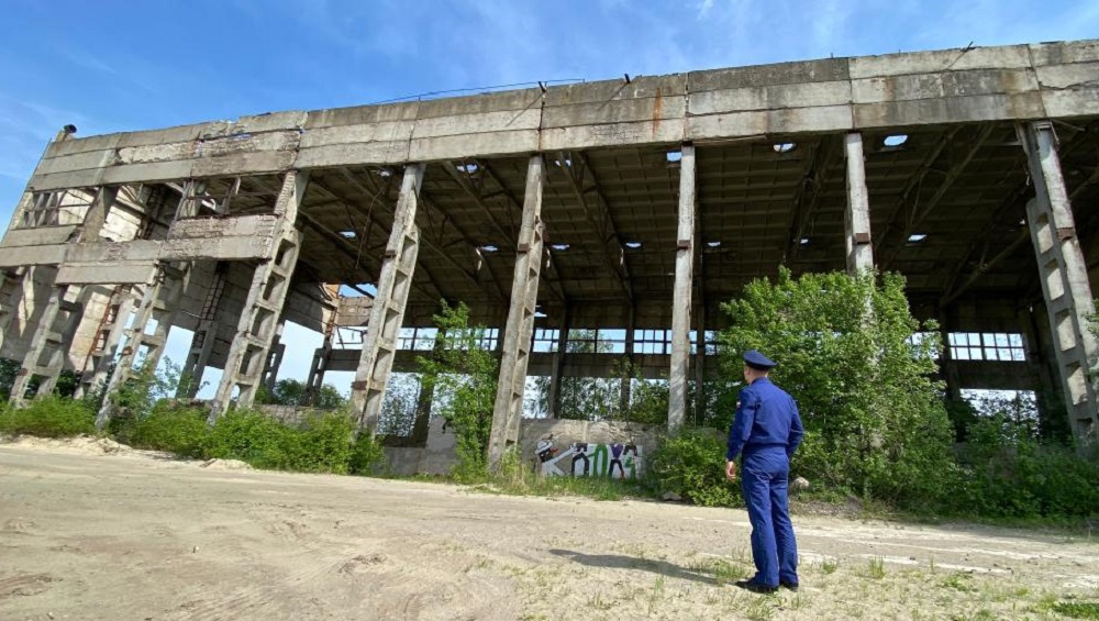 В Брасовском районе прокуратура велела закрыть доступ в опасное здание бывшего завода