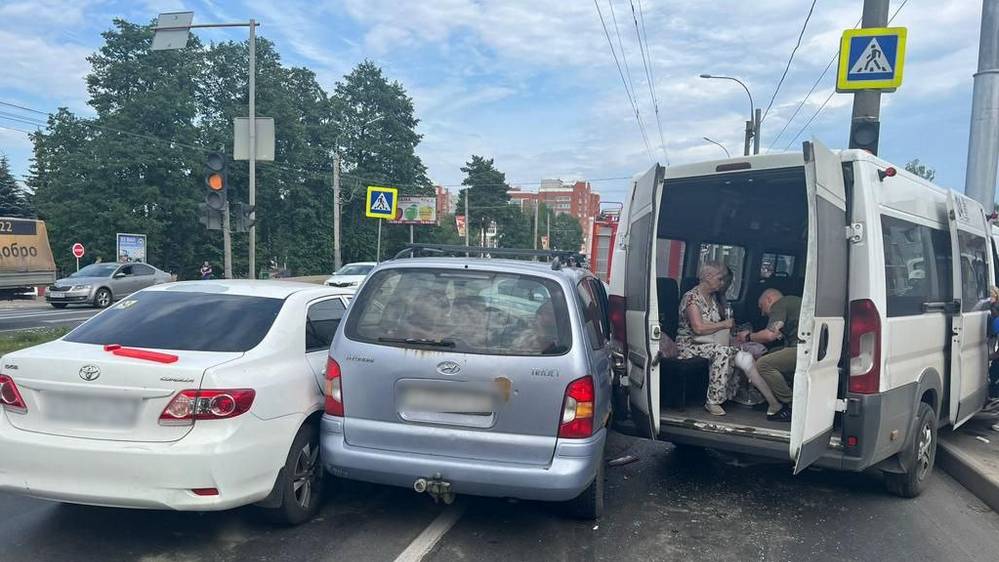 В Брянске на Московском проспекте в ДТП с маршруткой №34 пострадали 8 человек