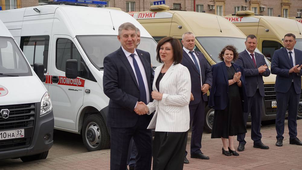 Учреждениям медицины Брянской области передали 39 машин скорой помощи