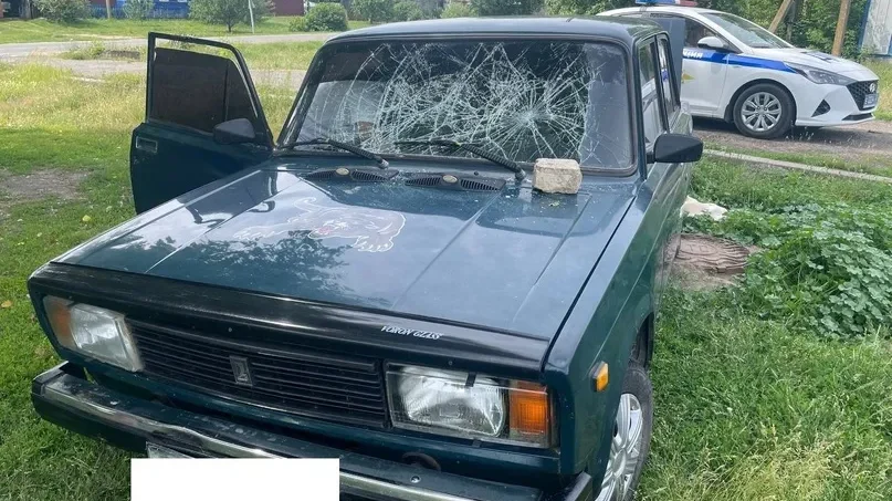 Разъяренный брянский водитель разбил стекло в машине после остановки сотрудниками ГАИ