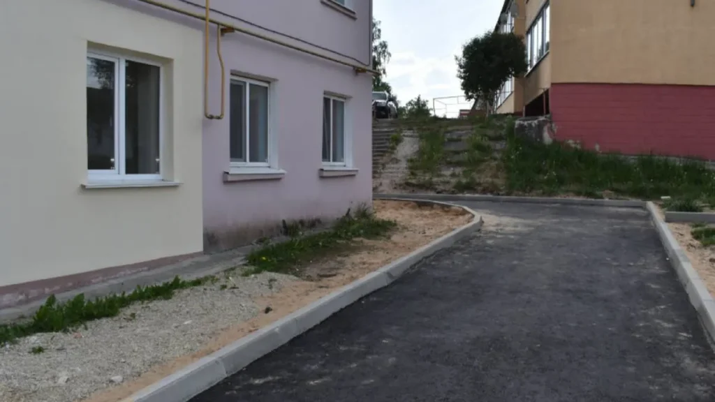 В Клетне Брянской области в рамках национального проекта отремонтировали 3 двора