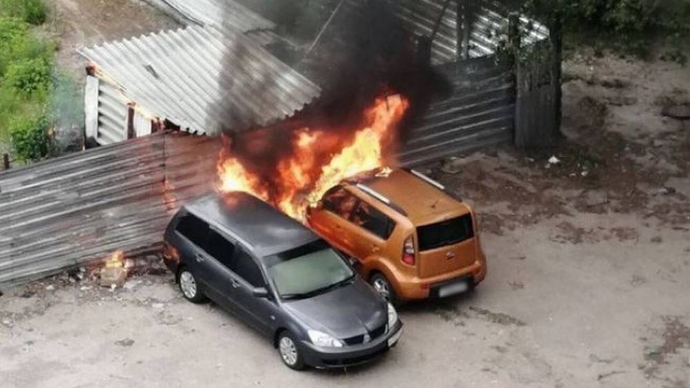 В Брянске возле мини-рынка на Авиационной улице сгорел автомобиль