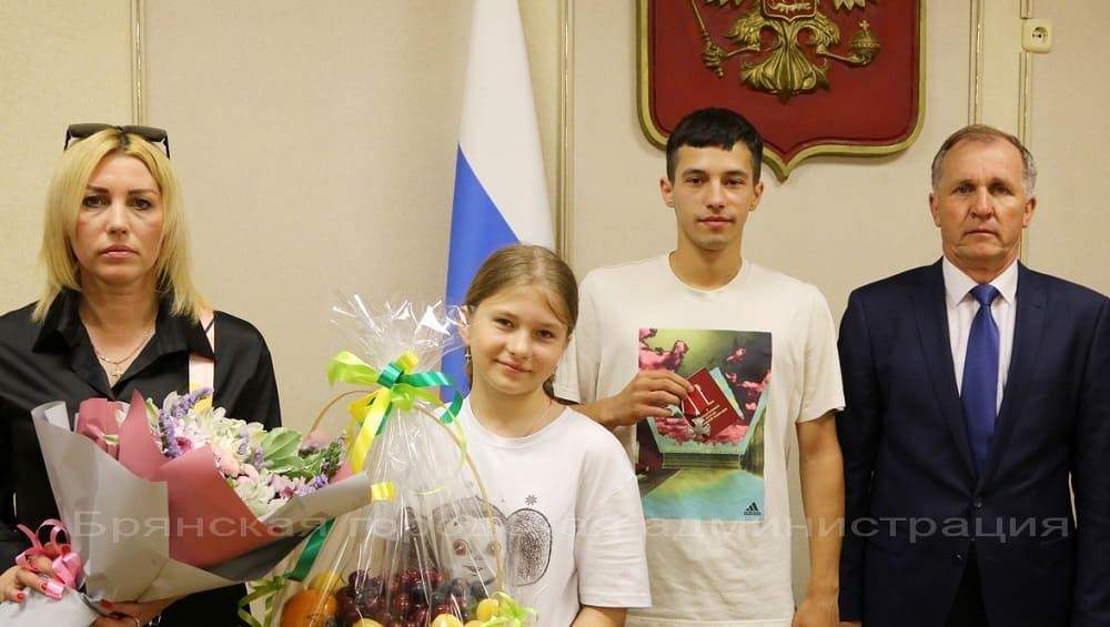 В Брянске родственникам двоих погибших участников СВО передали ордена Мужества