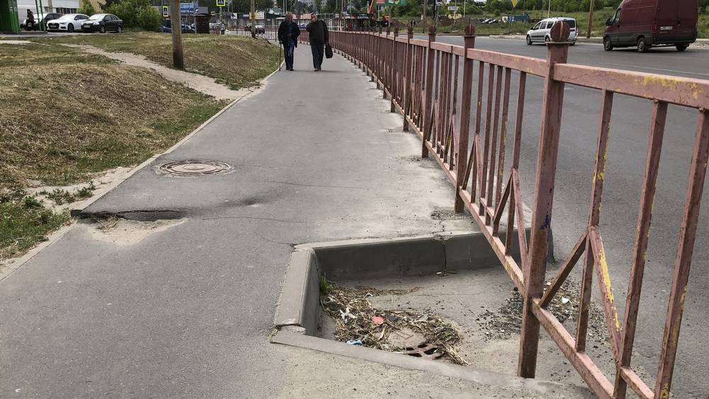 В Брянске построили несколько тротуаров с опасными ямами и столбами