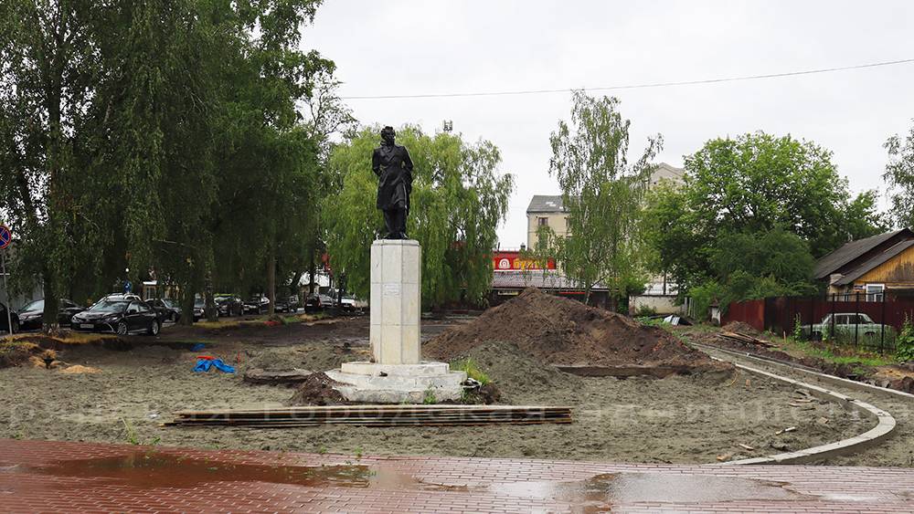 Под памятником Пушкину в Володарском районе Брянска полностью разрушился фундамент