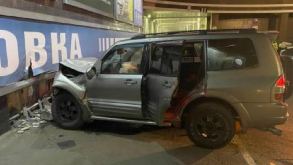 В Брянске на стоянке ТРЦ «Аэропарк» 24-летняя дама без водительских прав протаранила стену