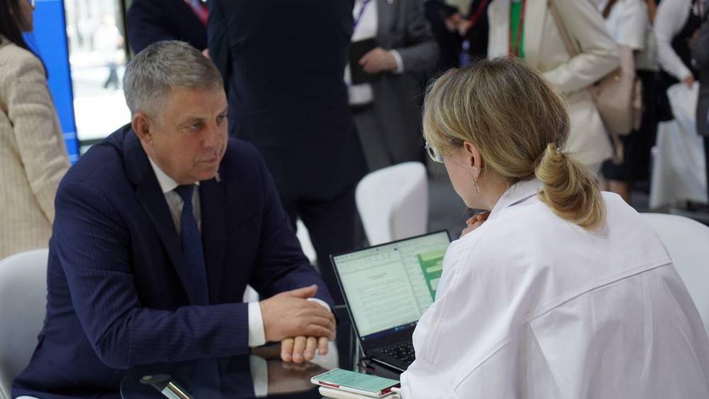 Брянский губернатор Богомаз сообщил в Петербурге о поддержке крупных инвесторов
